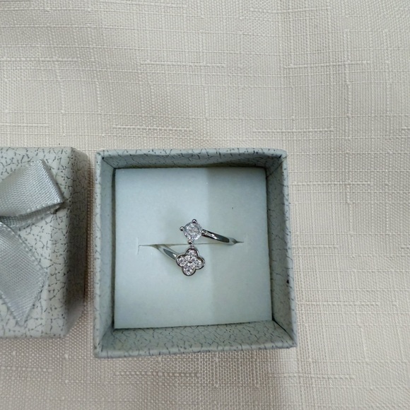 Clover-Inspired Adjustable Ring - Picture 3 of 4